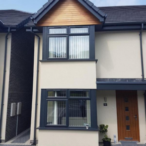 Bright modern house beside Snowdonia